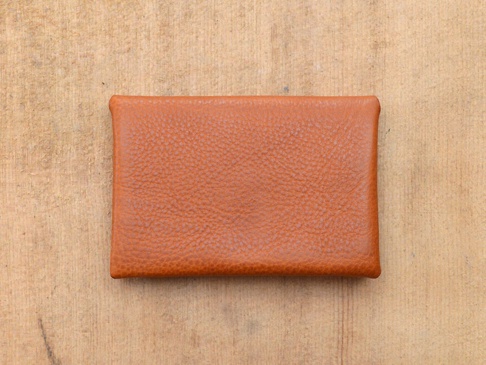 職人手作皮革Organ雙開卡片收納夾 (GS-41)，淺棕色皮革，表面帶有細膩紋理，簡潔的雙開式設計，置於木紋背景上。