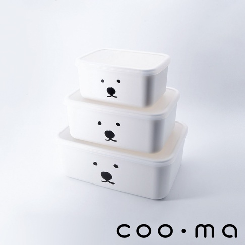 三個白色塑膠便當盒堆疊，每個便當盒正面皆繪有黑色簡約的熊臉圖案，包含兩個黑點眼睛、一個黑色鼻子和一條黑色嘴巴。