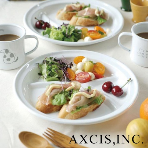 CAT&DOG 琺瑯馬克杯，白色琺瑯材質，杯身印有灰色小狗圖案，搭配咖啡色飲品，杯口有灰色滾邊。