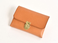 職人手作皮革小卡片收納夾，採用淺棕色皮革，帶有金色金屬鎖扣，設計簡潔實用。