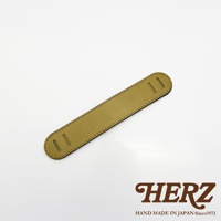 職人手作皮革Big肩墊，淺棕色，雙層皮革，帶有縫線及兩個長方形開孔。