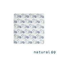 白色方形陶瓷餐盤，印有藍色線條繪製的條紋鮟鱇魚圖案，圖案重複排列。