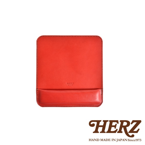 職人手作皮革滑鼠墊 KZ-2，採用紅色皮革製成，設有腕靠，邊緣有縫線裝飾，質感細膩。