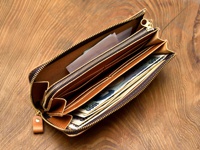 職人手作皮革Organ雙拉鍊L型長夾，棕色皮革材質，內含多個卡槽及鈔票，拉鍊為金色，整體呈現自然皮革紋理。