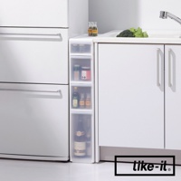 白色疊疊四抽夾縫收納櫃，裝有調味料、果醬、橄欖油和酒瓶，置於廚房冰箱與櫥櫃之間的縫隙。