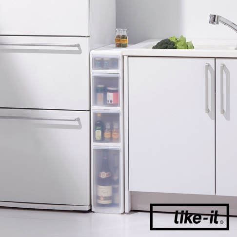 白色疊疊四抽夾縫收納櫃，裝有調味料、果醬、橄欖油和酒瓶，置於廚房冰箱與櫥櫃之間的縫隙。