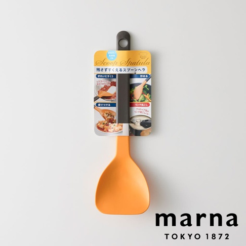 marna TOKYO 1872 橘色矽膠料理刮勺，包裝上有日文說明與圖示，展示其清潔、炒菜、盛裝等用途。