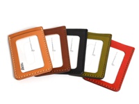 職人手作皮革直式票券收納夾，包含卡其色、深棕色、黑色、橄欖綠和紅色共五款。皆為皮革材質，正面有透明視窗，邊緣有縫線裝飾，並印有品牌Logo。