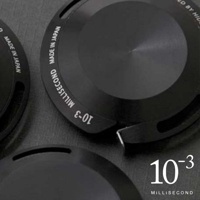 黑色的鋁製卷尺外殼，上面刻有「MADE IN JAPAN」和「MILLSECOND」等字樣。