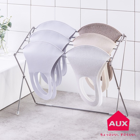 金屬材質的折疊式小物晾曬架，架上晾曬著多個淺灰色、米白色及淺棕色的口罩，架子結構簡潔，底部有防滑腳墊。