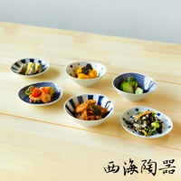 波佐見燒藍玉紋五件式小菜碟，包含不同尺寸和形狀的白色陶瓷碟，皆飾有藍色條紋、圓點或花紋，內盛各式日式小菜，如漬物、炸物、燉煮菜餚等。