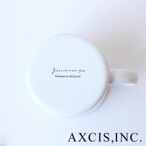 白色琺瑯馬克杯底部，印有黑色手寫體品牌名稱「Goharamamifco」與「Produced by AXCIS, INC.」字樣。