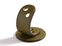 職人手作皮革兩入用筆架，採用橄欖綠色牛皮製成，搭配對比色縫線，設計簡約，可容納兩支筆。