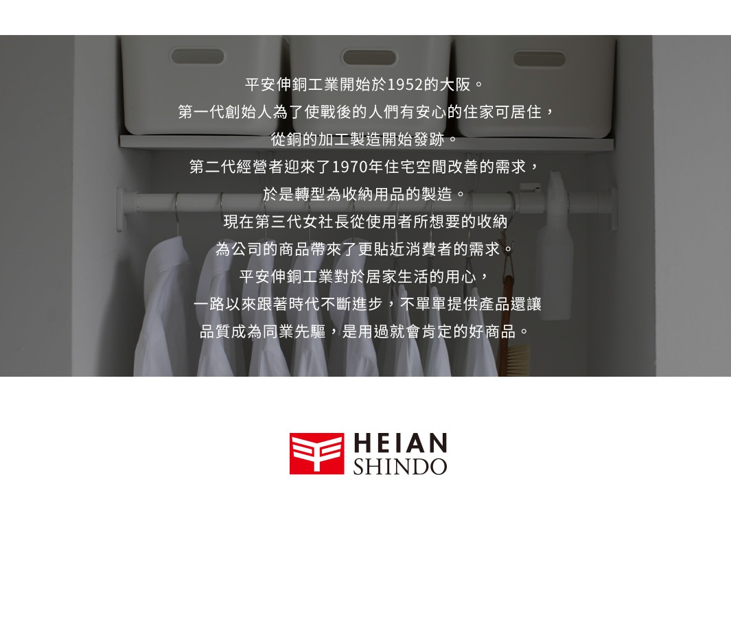 白色的衣櫃內部，有白色收納盒和懸掛的白色襯衫，以及一根金屬掛桿。