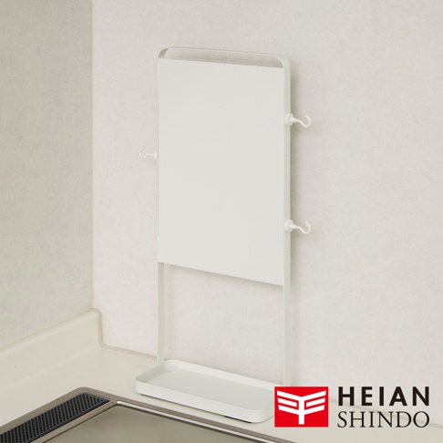 平安伸銅 桌上型磁吸廚房收納架，白色金屬材質，附有掛鉤與下方收納盤。