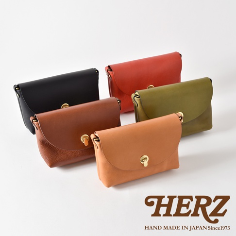 五款職人手作皮革迷你單肩手袋，顏色包含黑色、紅色、橄欖綠、棕色及淺棕色，皆採用翻蓋設計與金屬旋鎖開合。