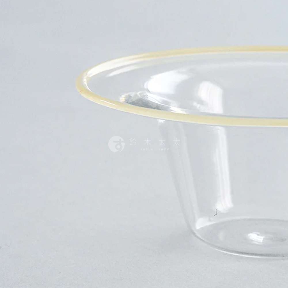 lykke 清透玻璃深型點心碗，特寫碗口邊緣的淺黃色裝飾，碗身為透明玻璃材質，呈現簡約深型設計。
