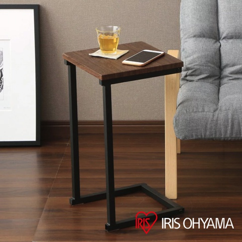 簡約時尚小邊桌 SDT-29，桌面為仿木紋材質，搭配黑色金屬C型桌腳，桌上擺放一杯飲料和一支手機。