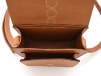 淺棕色皮革單肩包，內部展示，頂部翻蓋開啟，露出主隔層和內部口袋，皮革飾有十字繡紋路。