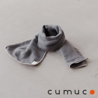 CUMUCO 六層紗輕透速乾短版運動毛巾，灰色，材質為紗線編織，質感輕薄，邊緣有淡色滾邊，一端有品牌標籤。