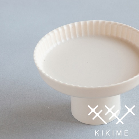 koudai 美濃燒高腳平盤，米白色陶瓷材質，盤緣有細緻的直條紋理，盤底為圓柱狀支架。