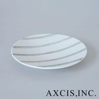 gohara mamiko 美濃燒手繪點心盤，白色盤身帶有細緻的深綠色條紋，為陶瓷材質。