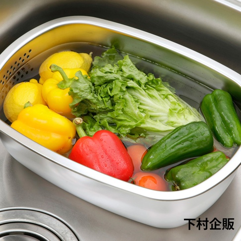 模式B： 不鏽鋼水槽裡裝滿了各種蔬菜和水果，包括檸檬、黃色甜椒、紅色甜椒、綠色甜椒、生菜和番茄，部分蔬果浸泡在水中，水槽下方有品牌「下村企販」的字樣。