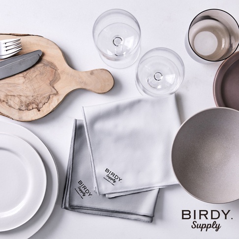 兩條超細纖維廚房擦拭巾，一條為淺灰色，一條為白色，皆印有黑色「BIRDY. Supply」標誌。