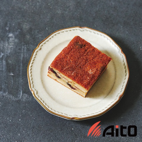 Aito 商標旁有一個裝有切塊蛋糕的盤子
