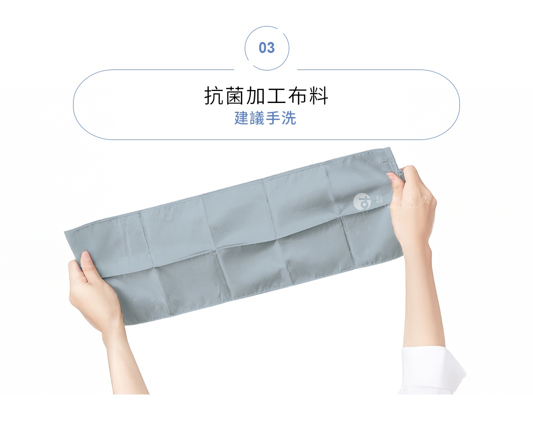 兩隻手展示一個淺灰色、帶有細緻格紋的摺疊布料，布料表面平整，材質輕薄，印有品牌標誌。