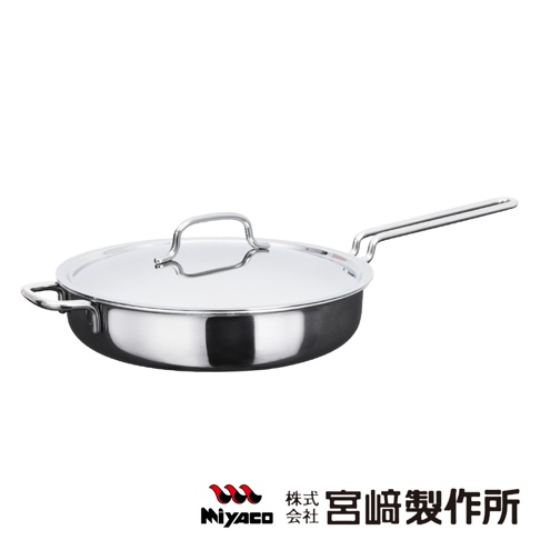 GEO無水料理萬能鍋-片手炒鍋，銀色不鏽鋼材質，鍋蓋中央有提把，兩側有輔助把手，鍋柄為長條形。