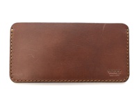 職人手作皮革紙鈔專用收納夾 (WL-91)，深棕色皮革，帶有縫線細節，右下角有「HERZ MADE IN JAPAN」壓印。