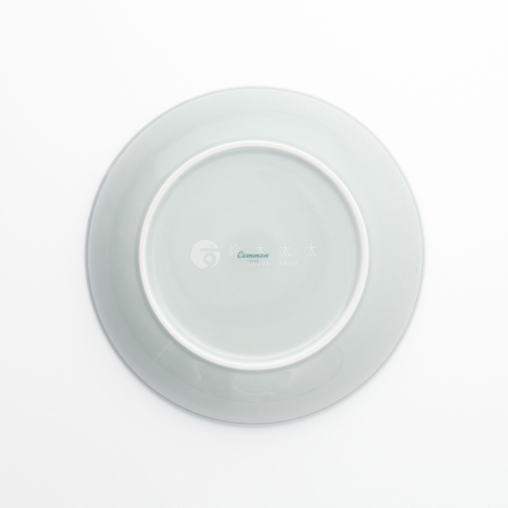 波佐見燒 Common 陶瓷料理深碗，淺灰綠色，圓形，展示碗底，刻有品牌標誌。