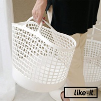 白色網格透氣塑膠手提洗衣籃，底部為實心設計，上方為菱形網格，方便空氣流通，提把設計易於攜帶。