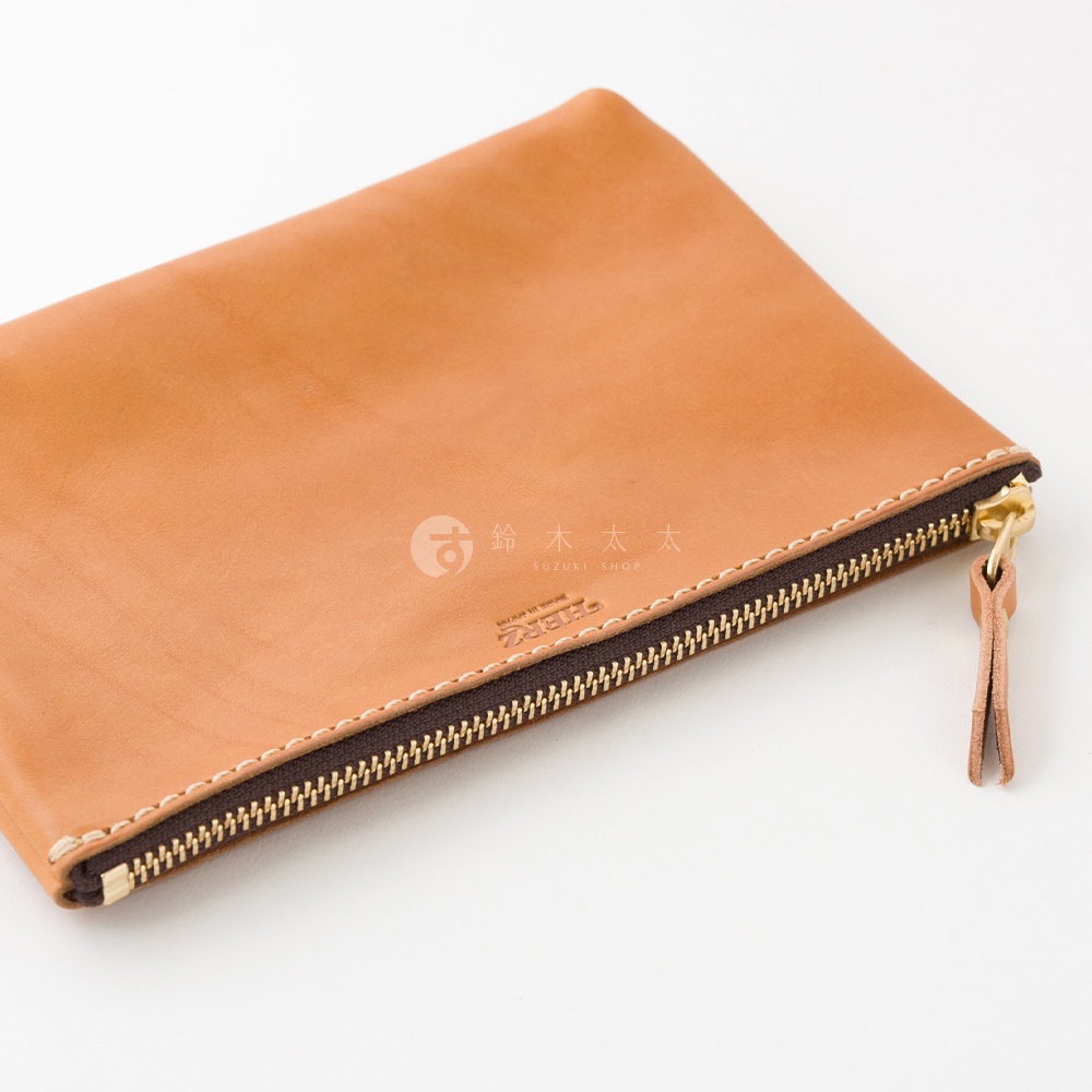 職人手作皮革長方形拉鍊收納包，淺棕色皮革，搭配金色金屬拉鍊及同色系皮革拉環，縫線清晰，質感優良。