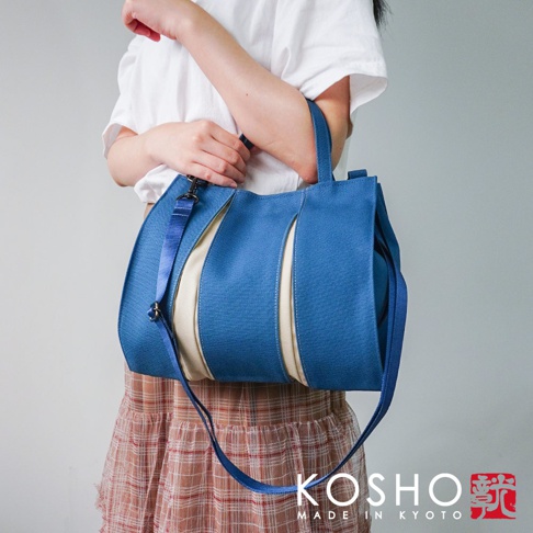 京都職人手作ougi棉帆布兩用扇形托特包，藍色與米白色拼接設計，質感帆布材質，配有短提把與長肩帶，可斜背或側背，風格簡約實用。