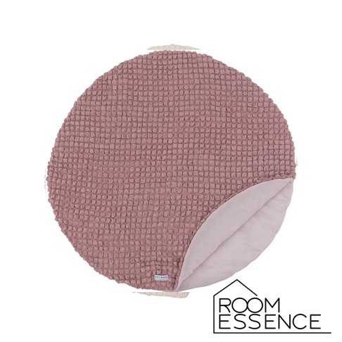 粉色涼感夾心包覆圓墊，表面有細小的格紋紋理，部分翻開露出淺色內裡。