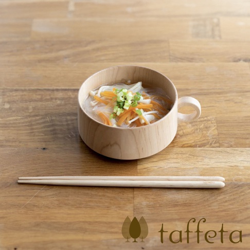 一雙淺色楓木製圓筷，長度約21公分，平放在木製桌面。筷子呈淺棕色，表面光滑，紋理清晰。