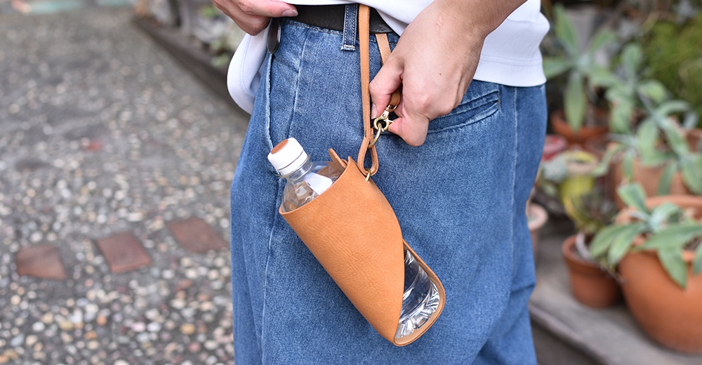 職人手作皮革Organ水壺套，淺棕色，可裝水壺，附有皮革掛繩和金屬掛鉤，方便攜帶。