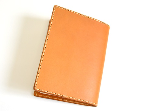 職人手作皮革厚革書套，M尺寸，採用天然皮革材質，呈現溫潤的淺棕色調，邊緣以細緻的縫線裝飾，簡約而質感。