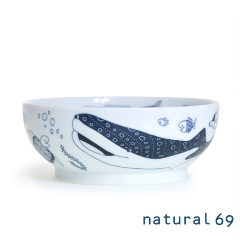 一個白色陶瓷碗，上面繪有藍色線條的海洋生物圖案，包括一條大型鯨鯊、小魚和海龜，碗身周圍點綴著氣泡和海草。