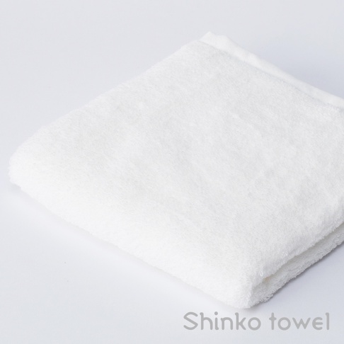 Landwell Hotel 泉州精繡長纖匹馬棉浴墊，純白色，質地柔軟，邊緣有精緻的繡花細節，呈現簡潔大方的質感。