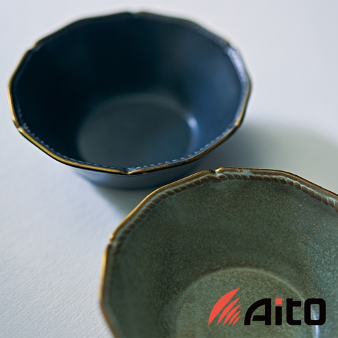 Aito 品牌標誌出現在兩個復古風格的釉面碗上，一個是深藍色，另一個是灰綠色，都有金色裝飾的六邊形邊緣