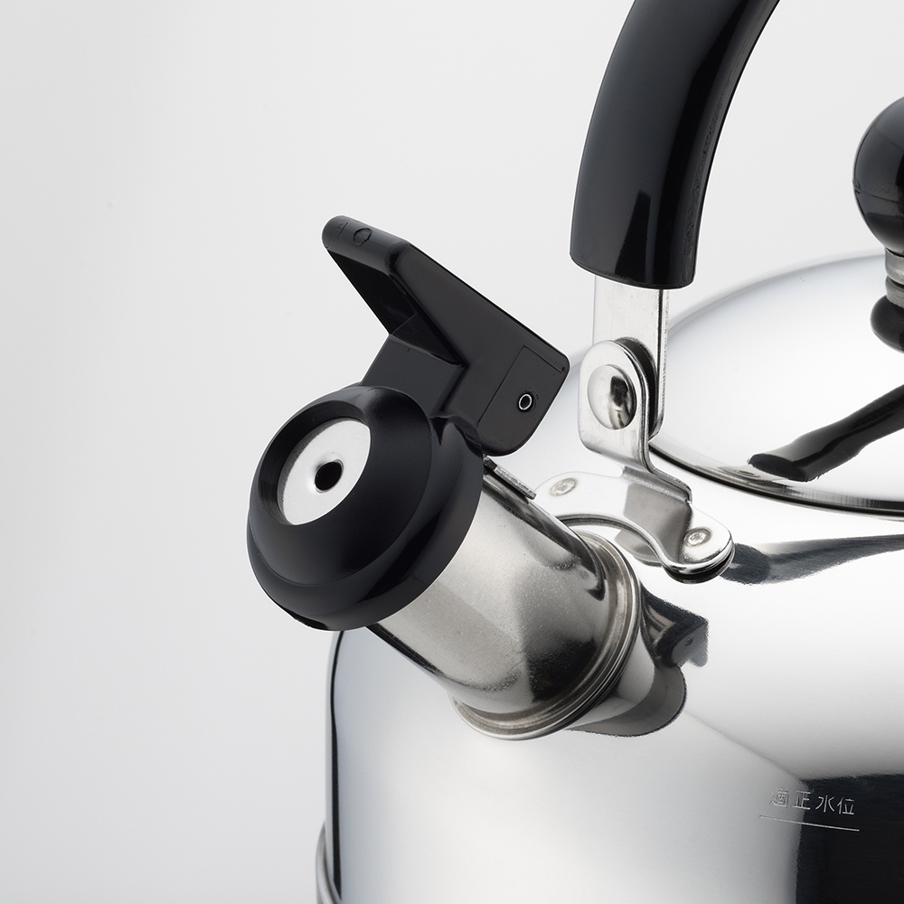 不鏽鋼笛音壺，帶有黑色塑膠提把和笛音嘴蓋，壺身光滑，有「適正水位」標示。