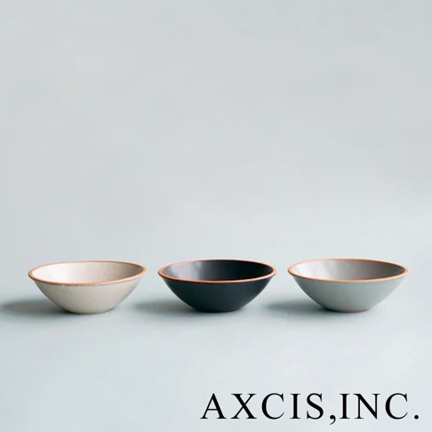 三款PURE 素燒百搭陶瓷沙拉碗，分別為淺米色、炭黑色與淺灰色，碗口邊緣帶有陶土色飾邊，呈現簡約質感。