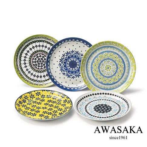 五個 Pottery Field 歐風淺湯盤，分別為：黃色底印有多個藍色小花圖案的橢圓盤；白色底印有藍色花卉圖案的圓盤；淺綠色底印有藍色、黃色花卉圖案的圓盤；白色底印有藍色花卉圖案的圓盤；白色底印有藍色、黑色、灰色幾何花紋的圓盤。