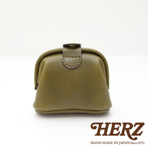 橄欖綠皮革口金化妝包，有著精緻縫線與金屬扣環，小巧實用，適合隨身攜帶。