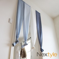 神戶異國風四開式門簾，布料為淺藍、白色與深藍漸層，材質柔軟，底部打結設計，可掛於門框或窗戶。