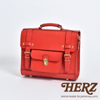 鮮紅色皮革學院風迷你後背包，設有翻蓋前袋、可調節搭扣帶及頂部提把，搭配金色金屬配件。