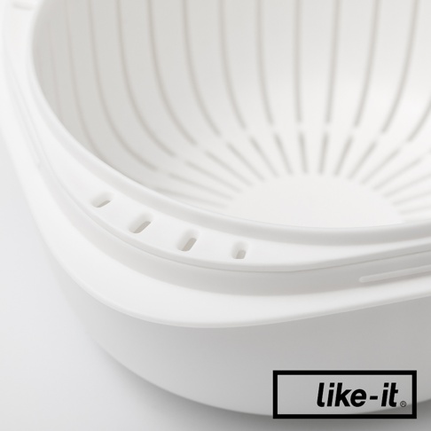 白色簡約雙層蒸氣循環保鮮盒，內層為帶有條狀孔洞的濾網，外層為實心盒體，邊緣有圓形通氣孔。